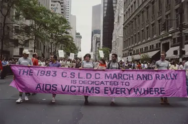 Manifestation en hommage aux victimes du sida - crédits : Barbara Alper/ Getty Images