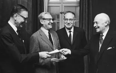 Ulf von Euler, Julius Axelrod et Bernard Katz - crédits : Keystone/ Hulton Archive/ Getty Images