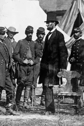 Abraham Lincoln et le général McClellan, A. Gardner - crédits : MPI/ Archive Photos/ Getty Images