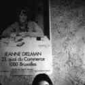 Chantal Akerman en 1985, sous l’affiche de son film <em>Jeanne Dielman, 23 quai du Commerce, 1080 Bruxelles</em> - crédits : Marion Kalter/ AKG images