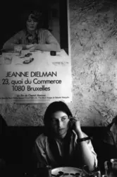 Chantal Akerman en 1985, sous l’affiche de son film <em>Jeanne Dielman, 23 quai du Commerce, 1080 Bruxelles</em> - crédits : Marion Kalter/ AKG images