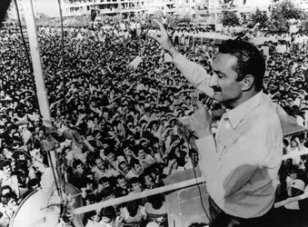 Bülent Ecevit en campagne électorale (1979) - crédits : Keystone/ Hulton Archive/ Getty Images