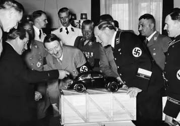 Hitler et Porsche - crédits : Hoffmann/ Hulton Archive/ Getty Images