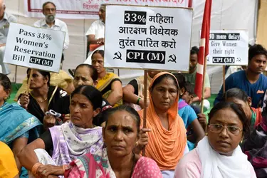 Manifestion pour l’instauration d’un quota de 33 p. 100 de femmes au Lok Sabha (Assemblée du Peuple), Inde - crédits : Saumya Khandelwal/ Hindustan Times/ Getty Imageses