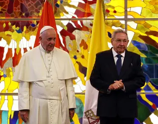 Le pape François et Raúl Castro, 2015 - crédits : Alejandro Ernesto/ POOL/ EPA