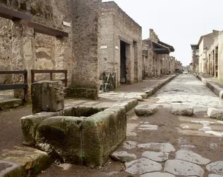 Rue de l'abondance, Pompéi - crédits : PHAS/ Universal Images Group/ Getty Images