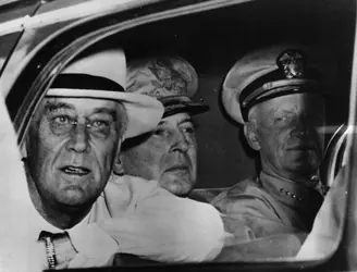 MacArthur, Roosevelt et Nimitz, 1944 - crédits : Hulton Archive/ Getty Images