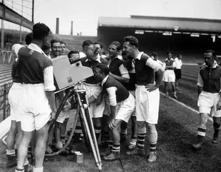 Début du football en direct à la télévision - crédits : Hudson/ Getty Images