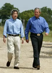 Koizumi Junichiro et George W. Bush, 2003 - crédits : Brooks Kraft/ Corbis Historical/ Getty Images