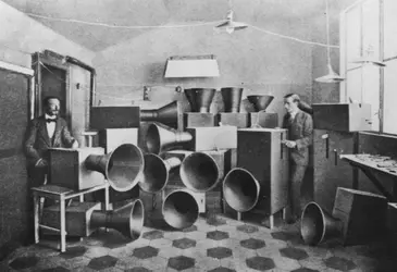 L. Russolo et la machine à sons - crédits : Hulton Archive/ Getty Images