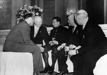 Norodom Sihanouk à Moscou, 1956 - crédits : Keystone/ Hulton Royals Collection/ Getty Images