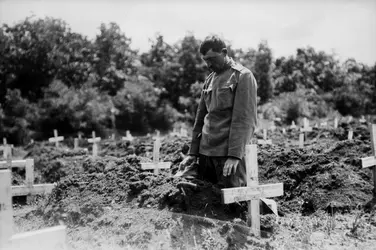 Cimetière militaire, 1915 - crédits : Topical Press Agency/ Hulton Archive/ Getty Images