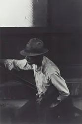 <it>Man Coming Up Subway Stairs</it>, R. DeCarava - crédits : Restricted gift of Allison Davis, 1997/ The Art Institute of Chicago