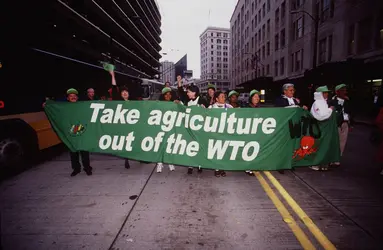 Manifestation à Seattle (États-Unis), en 1999, contre la reprise des négociations internationales à l’OMC (Organisation mondiale du commerce) - crédits : Daniel Sheehan/ Liaison Agency/ Newsmakers/ Getty Images