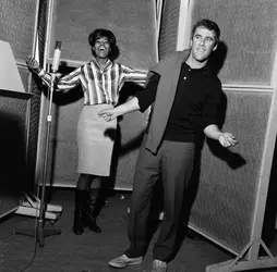 Dionne Warwick et Burt Bacharach - crédits : Bela Zola/ Daily Mirror/ Mirrorpix/ Getty Images