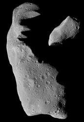 Astéroïdes Ida et Gaspra (comparaison) - crédits : Courtesy NASA / Jet Propulsion Laboratory