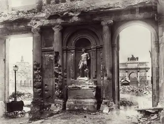 Les Tuileries dévastées - crédits : Hulton Archive/ Getty Images