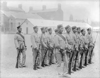 Soldats Dayak - crédits : Reinhold Thiele/ Hulton Archive/ Getty Images
