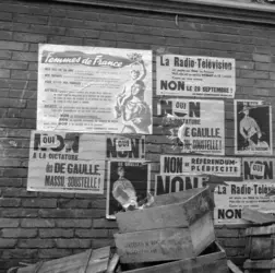 Affiches pendant la campagne référendaire de 1958 - crédits : AFP