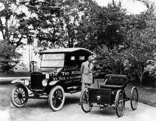 Henry Ford et la Ford T - crédits : Keystone Features/ Getty Images