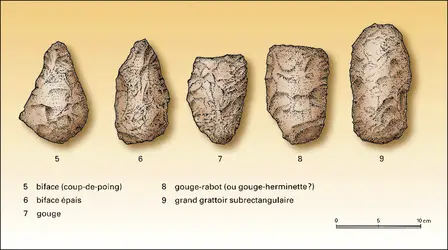 Outils de pierre taillée du site de Sand Hill : bifaces et gouges - crédits : Encyclopædia Universalis France