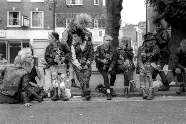 Punks dans les rues de Londres au début des années 1980 - crédits : PYMCA/ Universal Images Group/ Getty Images