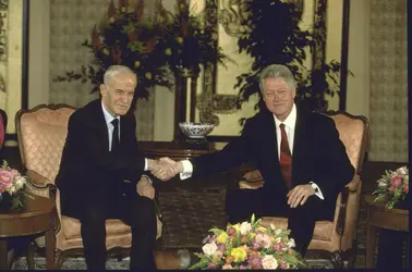Hafez al-Assad et Bill Clinton, 2000 - crédits : Cynthia Johnson/ The LIFE Images Collection/ Getty Images