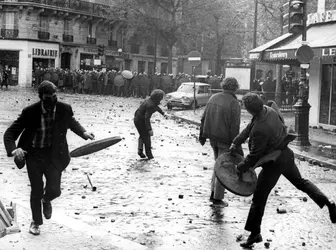 Affrontements entre les étudiants et la police, mai 1968 - crédits : Jean-Pierre Tartrat/ Gamma-Rapho/ Getty Images
