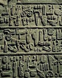 Écriture hiéroglyphique hittite - crédits : M. Seemuller/ De Agostini/ Getty Images
