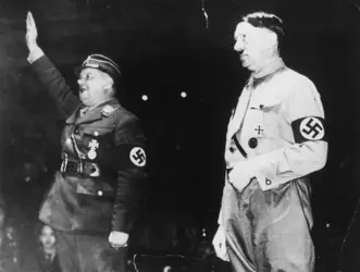 Hitler et Röhm - crédits : AKG-images