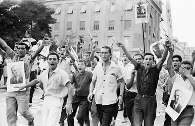 Manifestation en faveur de Georges Papandréou (1965) - crédits : Terry Fincher/ Hulton Archive/ Getty Images