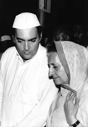 Indira et Rajiv Gandhi - crédits : Santosh Basak/ Gamma-Rapho/ Getty Images