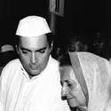 Indira et Rajiv Gandhi - crédits : Santosh Basak/ Gamma-Rapho/ Getty Images
