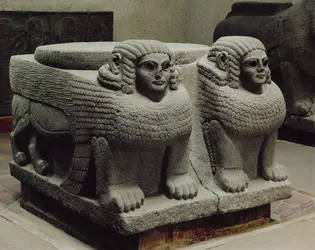 Base de colonne figurant deux sphinx ailés - crédits : Erich Lessing/ AKG-images