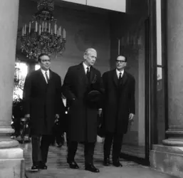 François-Xavier Ortoli, Maurice Couve de Murville et Jacques Chirac - crédits : Keystone-France/ Gamma-Rapho/ Getty Images