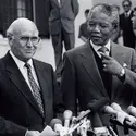 Frederik De Klerk et Nelson Mandela, 1990 - crédits : Sunday Times/ Gallo Images/ Getty Images