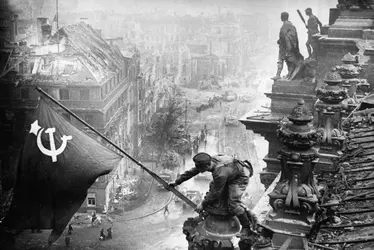 Le drapeau rouge flotte sur le Reichstag, E. Khaldeï - crédits : Sovfoto/ Universal Images Group/ Getty Images