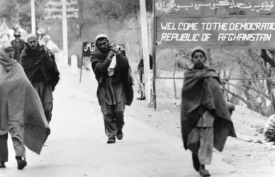 Réfugiés afghans - crédits : Mike Moore/ Hulton Archive/ Getty Images