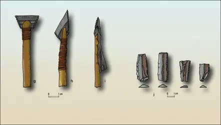 Outillage mésolithique et néolithique : utilisation de microlithes pour des flèches et des couteaux à moissonner - crédits : Encyclopædia Universalis France