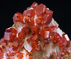 Vanadinite - crédits : Fabreminerals.com