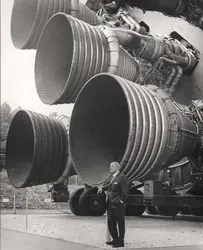 Wernher von Braun et les moteurs F1 de Saturn V - crédits : NASA Marshall Space Flight Center