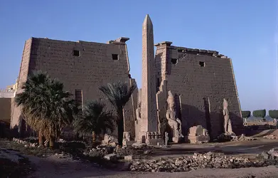 Façade du temple d'Amon à Louxor, Égypte - crédits :  Bridgeman Images 