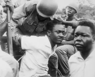 Arrestation de Patrice Lumumba, 1960 - crédits : Bettmann/ Getty Images