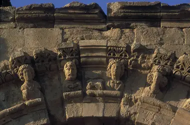 Détail d’un arc orné de têtes sculptées, Hatra, Irak - crédits : G. Degeorge/ Akg-images