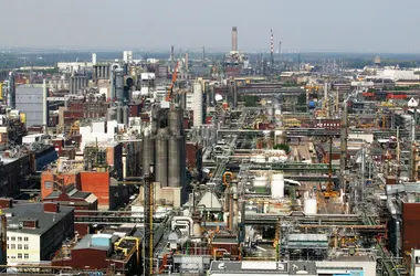 Industrie chimique, Ludwigshafen (Allemagne) - crédits : Ulrich Baumgarten/ Getty Images