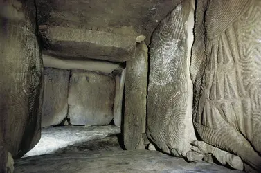 Intérieur du dolmen de Gavrinis, Morbihan - crédits : Erich Lessing/ AKG-images