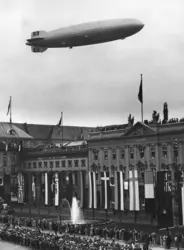 Dirigeable « Hindenburg », jeux Olympiques de Berlin, 1936 - crédits : Encyclopaedia Britannica, Inc.