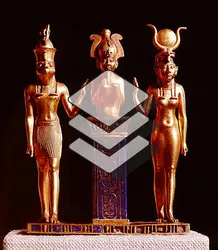 Triade d'Osorkon II représenté en Osiris et encadré d'Isis et d'Horus - crédits : Erich Lessing/ AKG-images