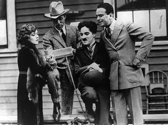 Charlie Chaplin, Mary Pickford et Douglas Fairbanks - crédits : Topical Press Agency/ Moviepix/ Getty Images