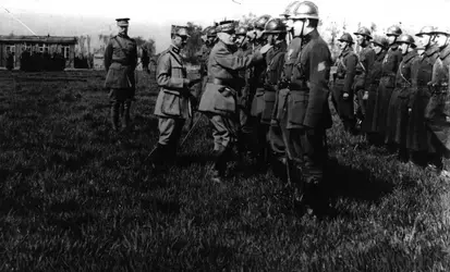 Foch décore les soldats belges - crédits : Hulton Archive/ Getty Images